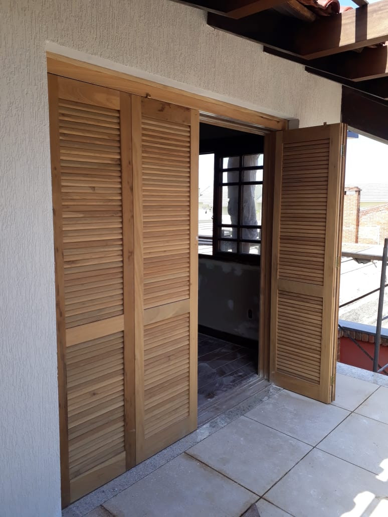 Cia da Construção on X: #OfertaDoDia A Porta Balcão em madeira angelim com  abertura total garante iluminação e ventilação natural para o conforto do  seu lar, com madeira de qualidade e durabilidade.